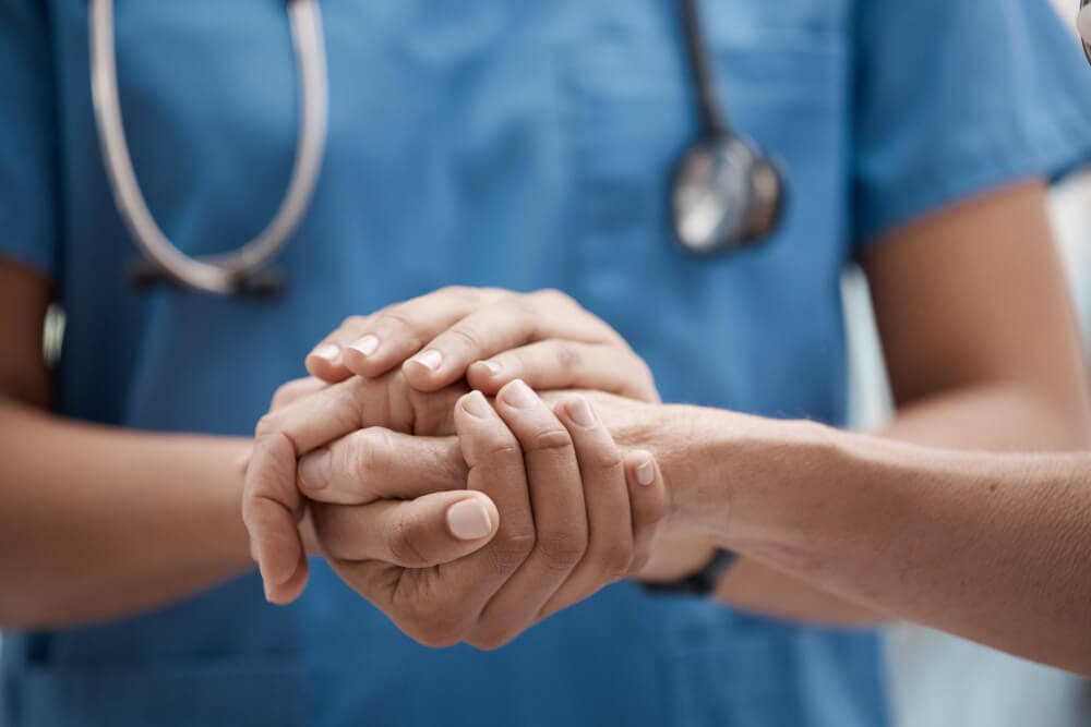 Shifokor AQSh klinikasida bemor bilan davolanishni muhokama qilmoqda