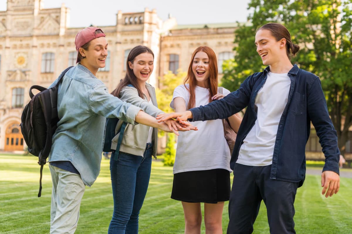 Amerika universiteti talabalari kampus hududida