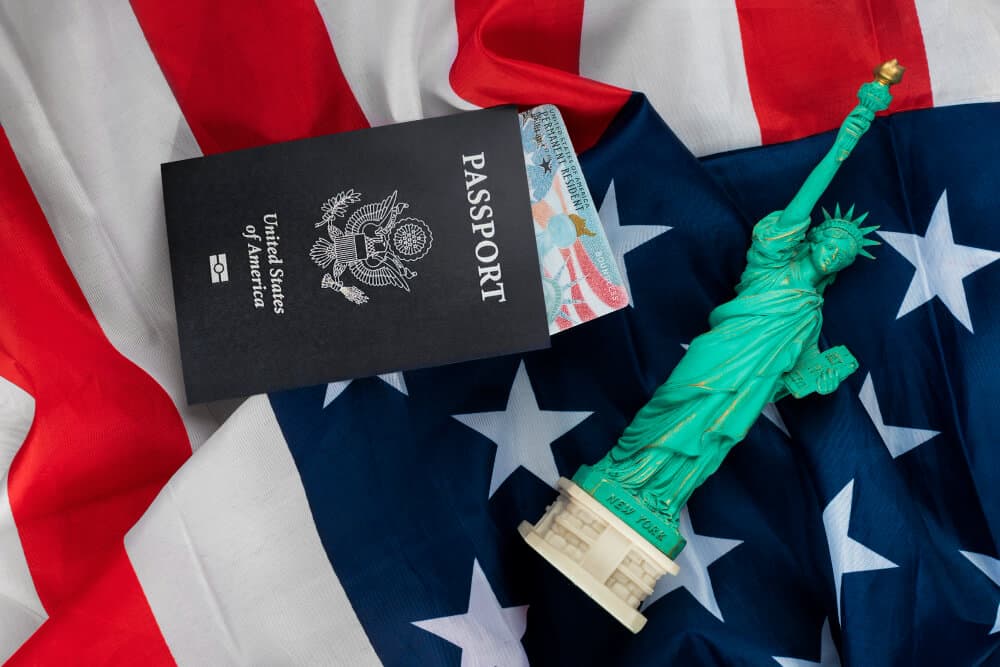 Документы для получения Green Card на фоне флага США